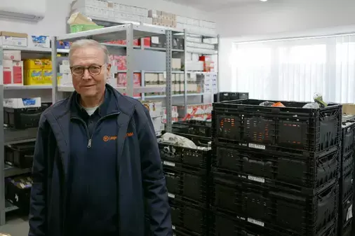 
The chairman of the association Günter Böhnel in the Langener Tafel warehouse